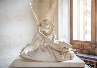 Antonio Canovas marmorgrupp Psyche väcks av Amors kyss i Louvren