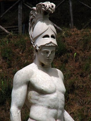 Staty av en hjälmklädd ung krigare som brukar tolkas som Ares, från Villa Adriana i Tivoli