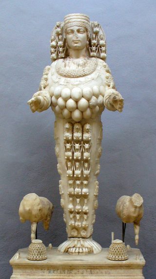 Staty av Artemis från Efesos med karakteristisk dräkt och ornament