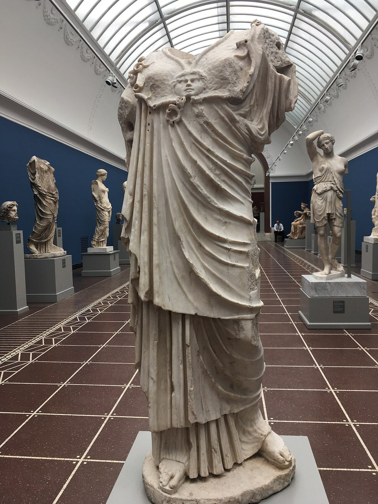 Staty av Athena med Medusas huvud på aigisen över bröstet