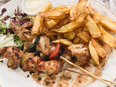 Kycklingsouvlaki på spett med pitabröd, pommes frites, sallad och sås