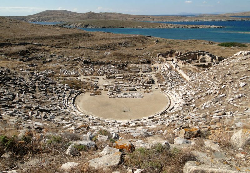 Den antika teatern på Delos sedd uppifrån med Egeiska havet i bakgrunden