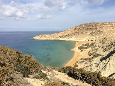 Potamosbukten på Gavdos med turkost vatten och gyllene sandstrand sedd uppifrån