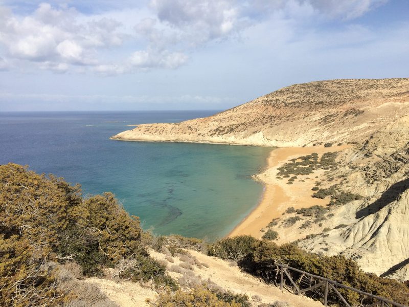 Potamosbukten på Gavdos med turkost vatten och gyllene sandstrand sedd uppifrån