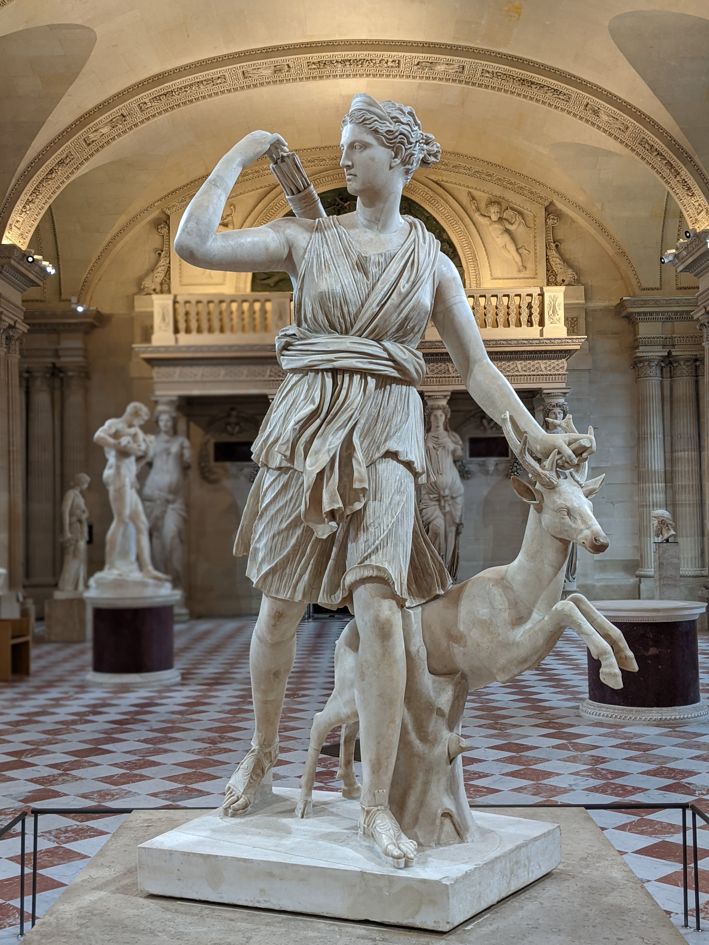 Diana av Versailles, en romersk marmorkopia av Artemis med hjort