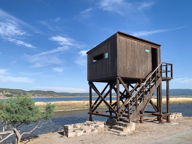 Fågelgömsle på pålar vid saltdammarna i Kalloni
