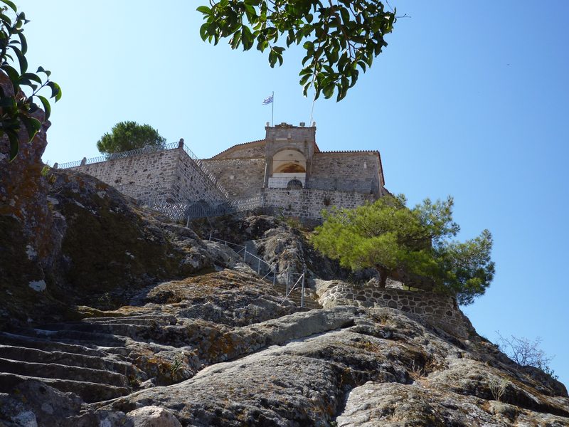 Kyrkan Panagia Glykofilousa högst upp på klippan i Petra, med trappor huggna i berget