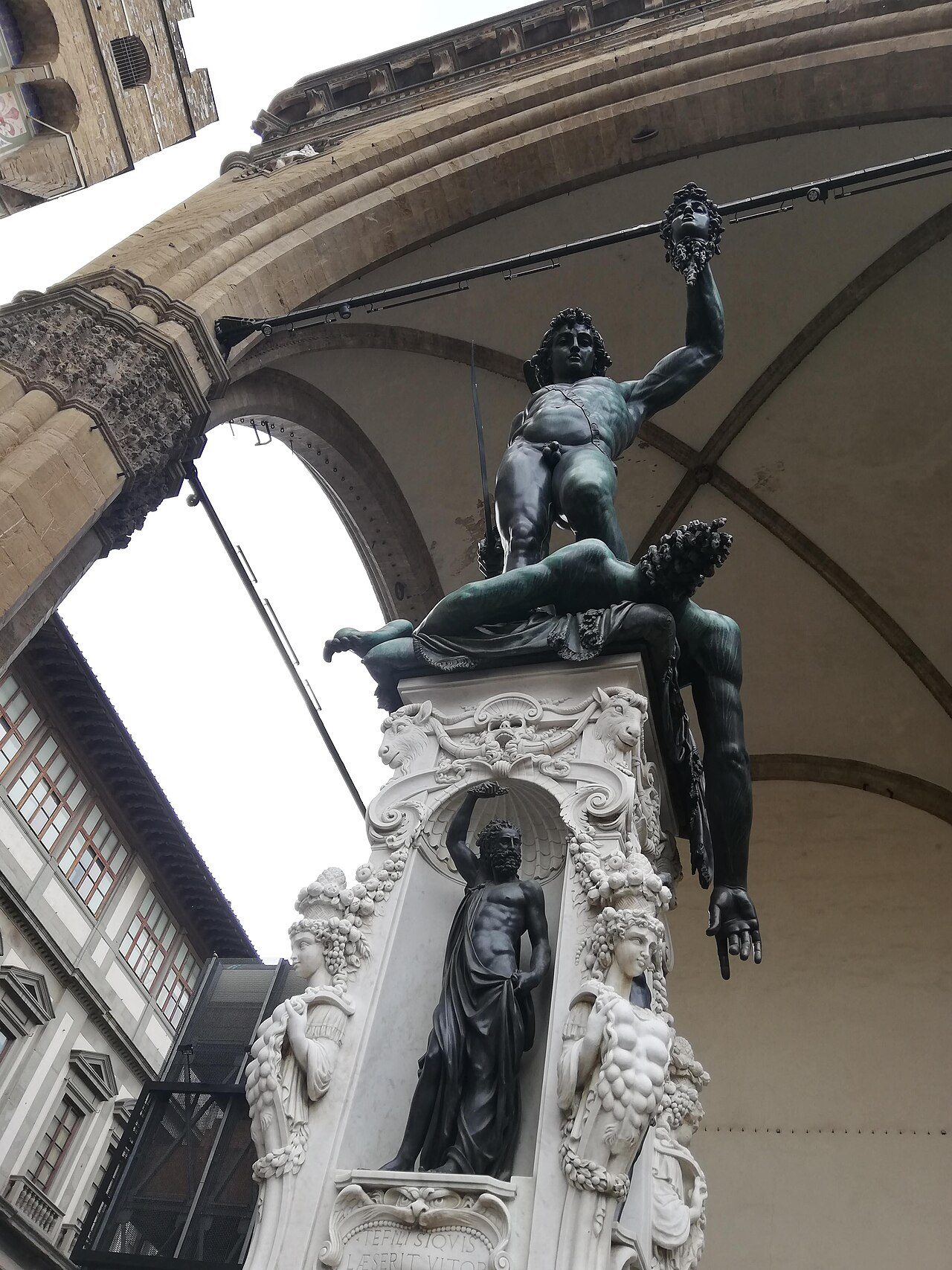 Perseus håller Medusas huvud i Benvenuto Cellinis skulptur