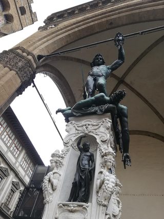 Perseus håller Medusas avhuggna huvud i Benvenuto Cellinis skulptur