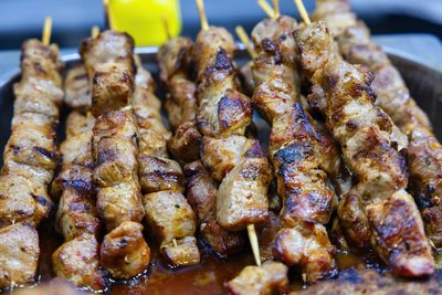 Grillade souvlakispett på ett serveringsfat