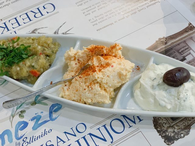 Mezebricka med tre dippar: melitzanosalata till vänster, tirokafteri i mitten och tzatziki till höger