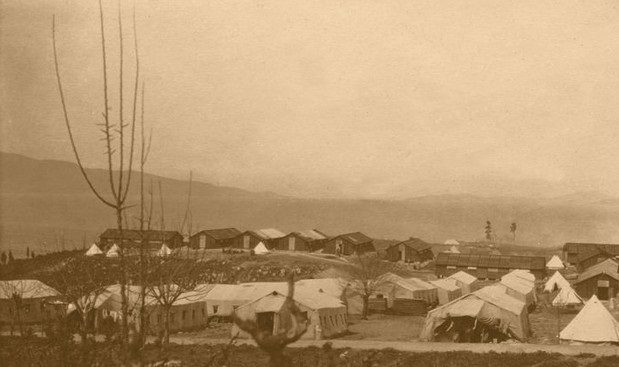 Historiskt foto av det första fältsjukhuset på Vido 1916, med rader av tält och baracker