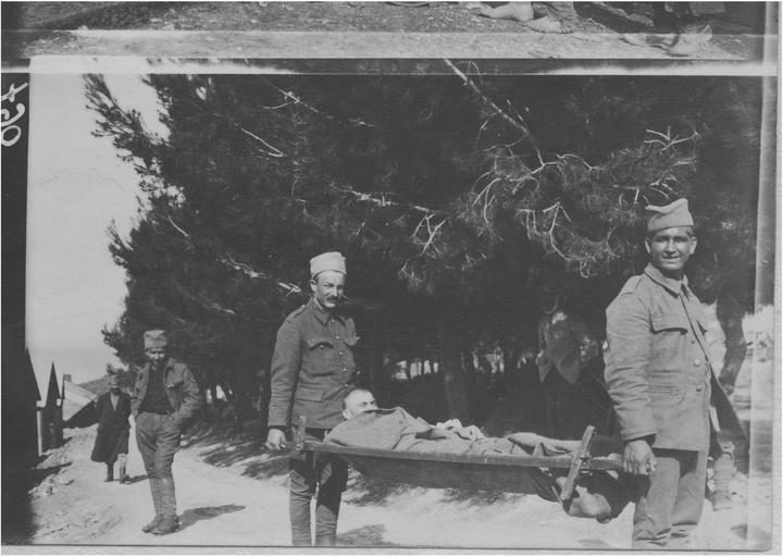 Historiskt foto från 1916 där soldater bär en sjuk kamrat på bår i fältsjukhuset på Vido